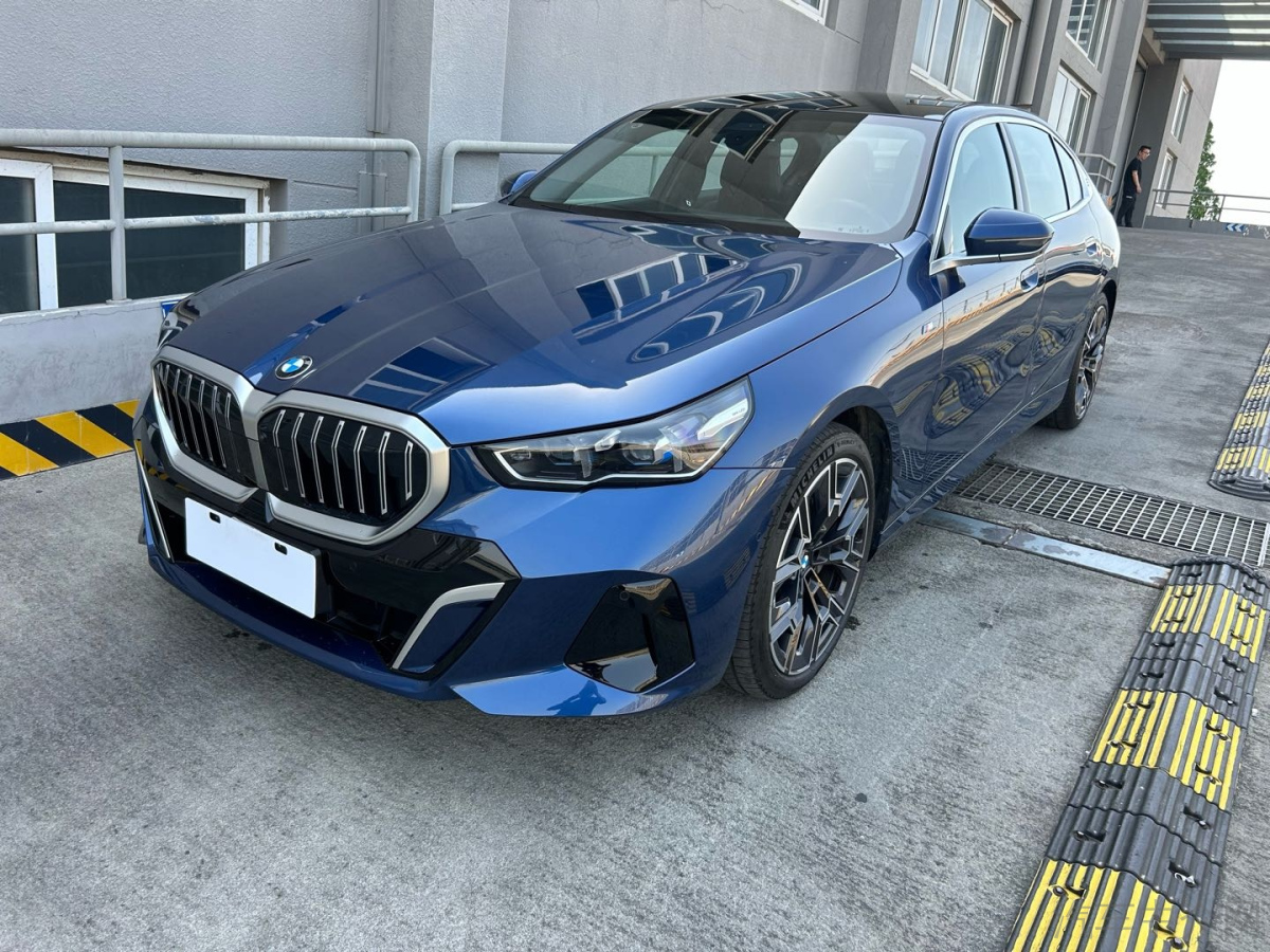 宝马5系 530Li 2024款 2.0T 自动 汽油 尊享型M运动套装 价格0万 