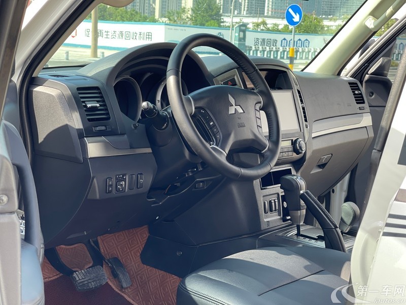 三菱帕杰罗 [进口] 2019款 3.0L 自动 四驱 豪华版 