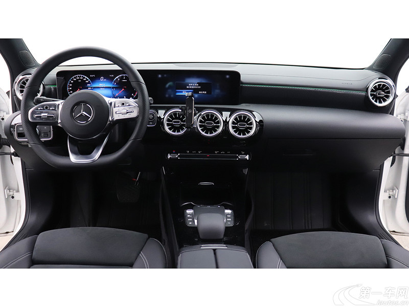 奔驰A级 A200L 2022款 1.3T 自动 运动轿车动感型 (国Ⅵ) 