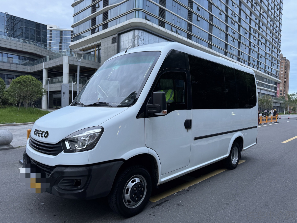 依维柯宝迪 2017款 3.0T 手动 尊享客车 价格0万
