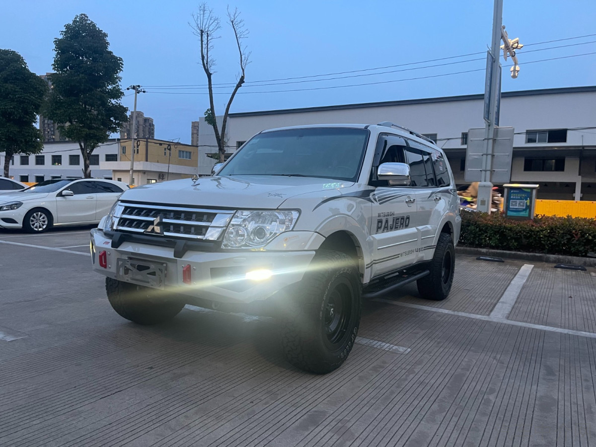 三菱帕杰罗 [进口] 2019款 3.8L 自动 四驱 GLS中东版平行进口价格0万