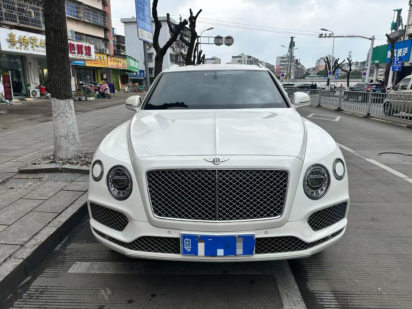 宾利添越 [进口] 2020款 4.0T 自动 欧规版平行进口价格0万 