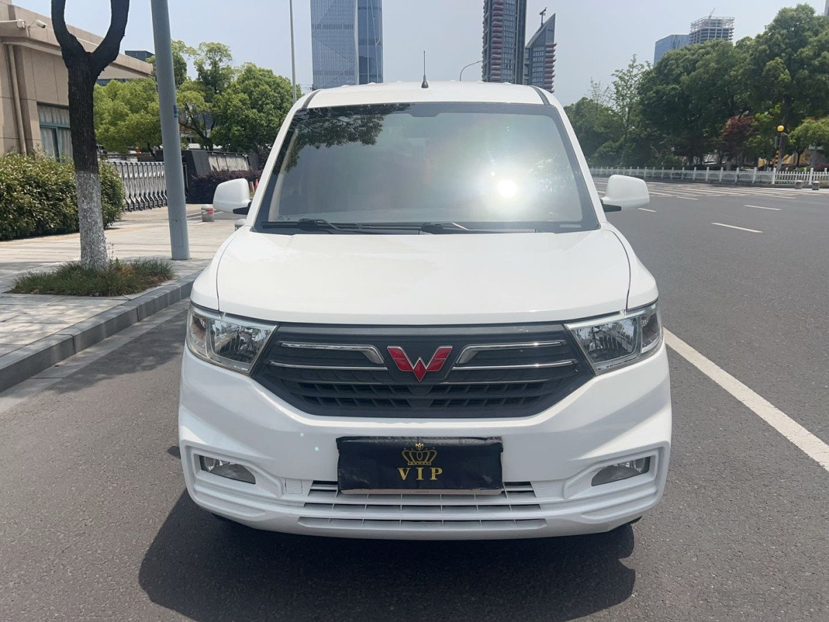 五菱宏光 V 2021款 1.5L 手动 8座 劲取版价格0万 