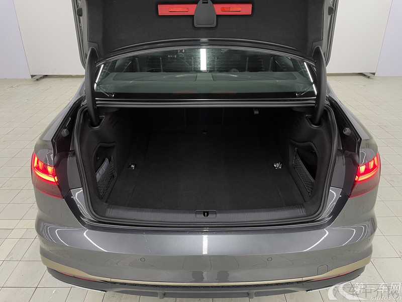 奥迪A4L 2024款 2.0T 自动 quattro-RS套件燃速型 (国Ⅵ) 